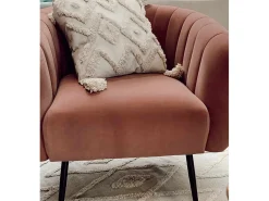 Butaca de 81x75x72 cm de terciopelo en color rosa y con patas metálicas negras Telma
