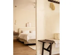 Colgador de pared de madera maciza en tono nogal de 61x5cm - KATE - DECOWOOD