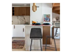 Conjunto de taburetes de bar e isla de metal con asiento de ratán 65cm KUTA