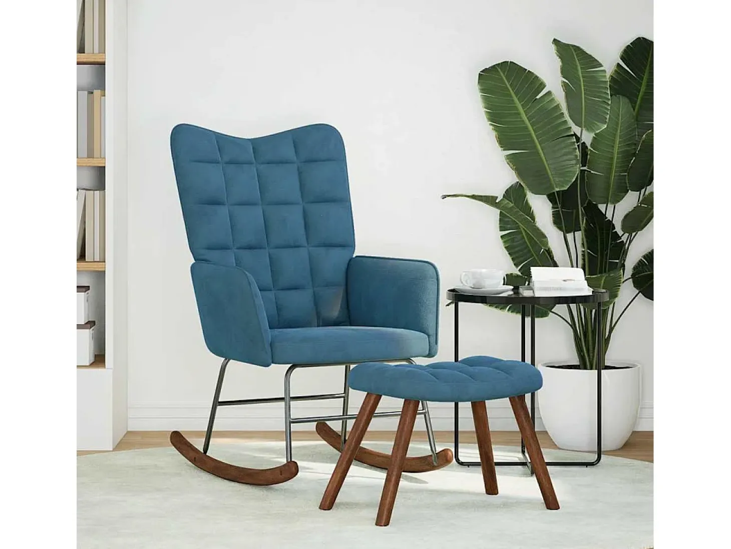 Mecedora con reposapiés de terciopelo azul