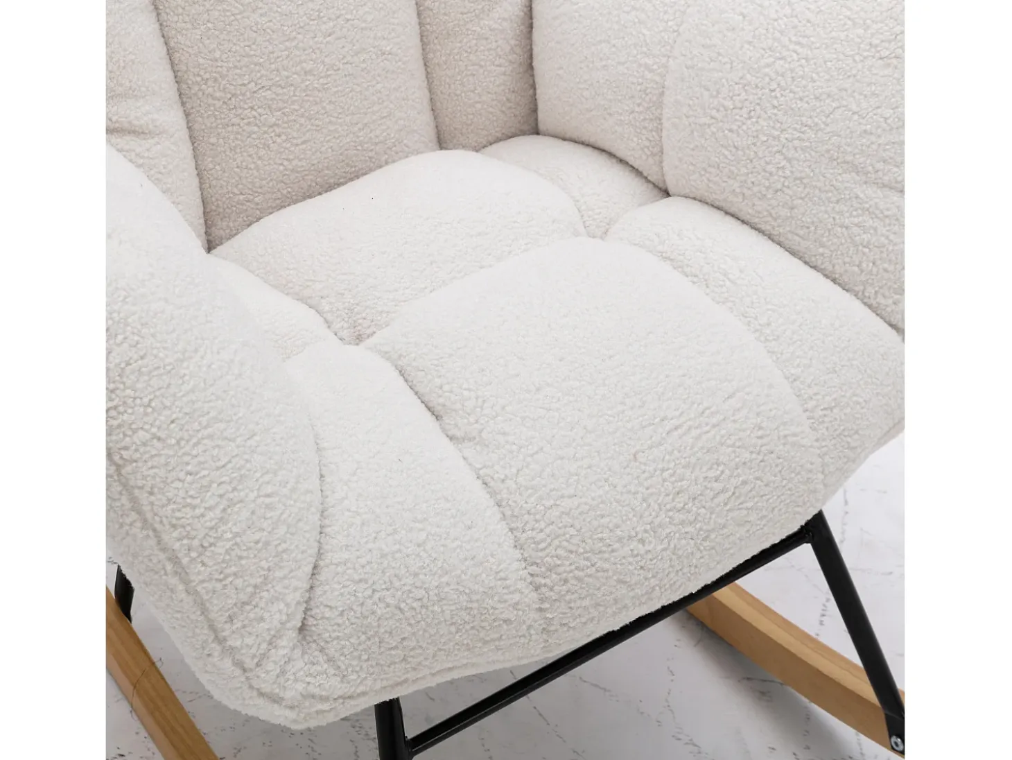 Mecedora moderna de felpa blanca con reposabrazos y respaldo, ideal para salón y dormitorio