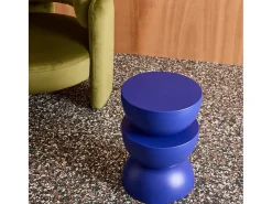 Mesa auxiliar o mesita de metal azul