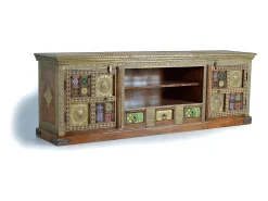 Mueble televisor hecho a mano con detalles de azulejos