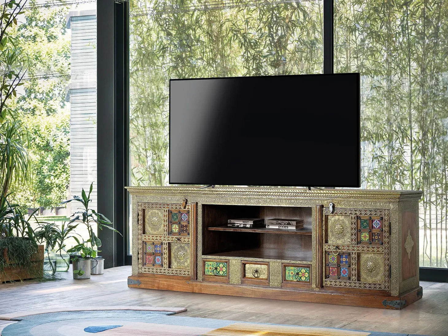 Mueble televisor hecho a mano con detalles de azulejos