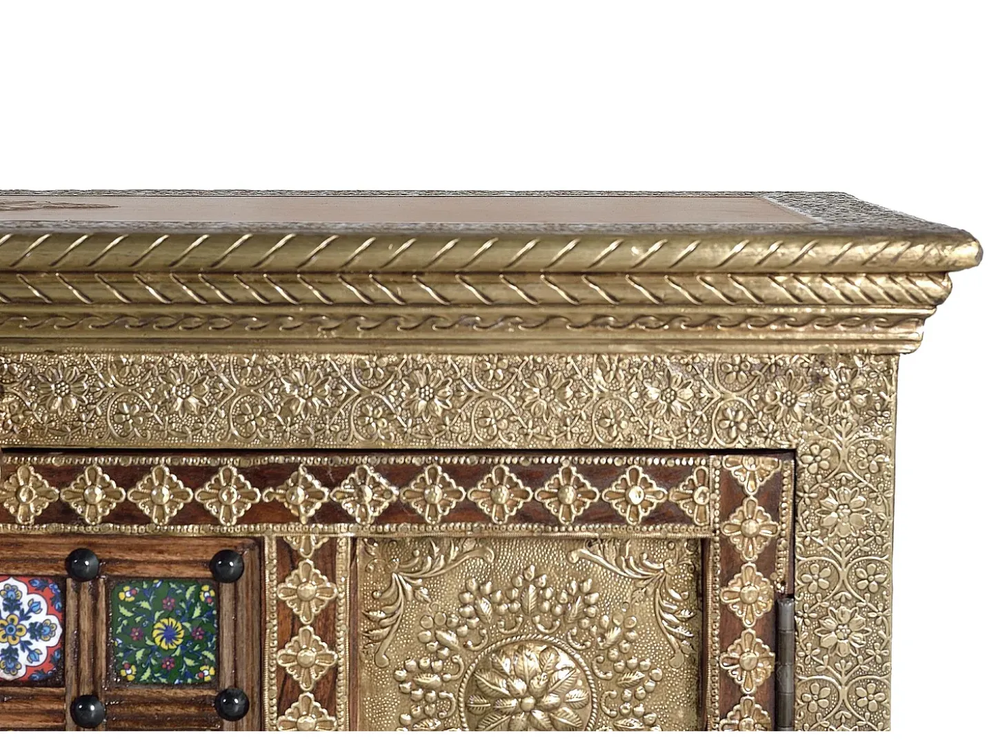 Mueble televisor hecho a mano con detalles de azulejos