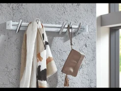 Perchero de pared contemporáneo blanco y cromado con 5 ganchos Winds