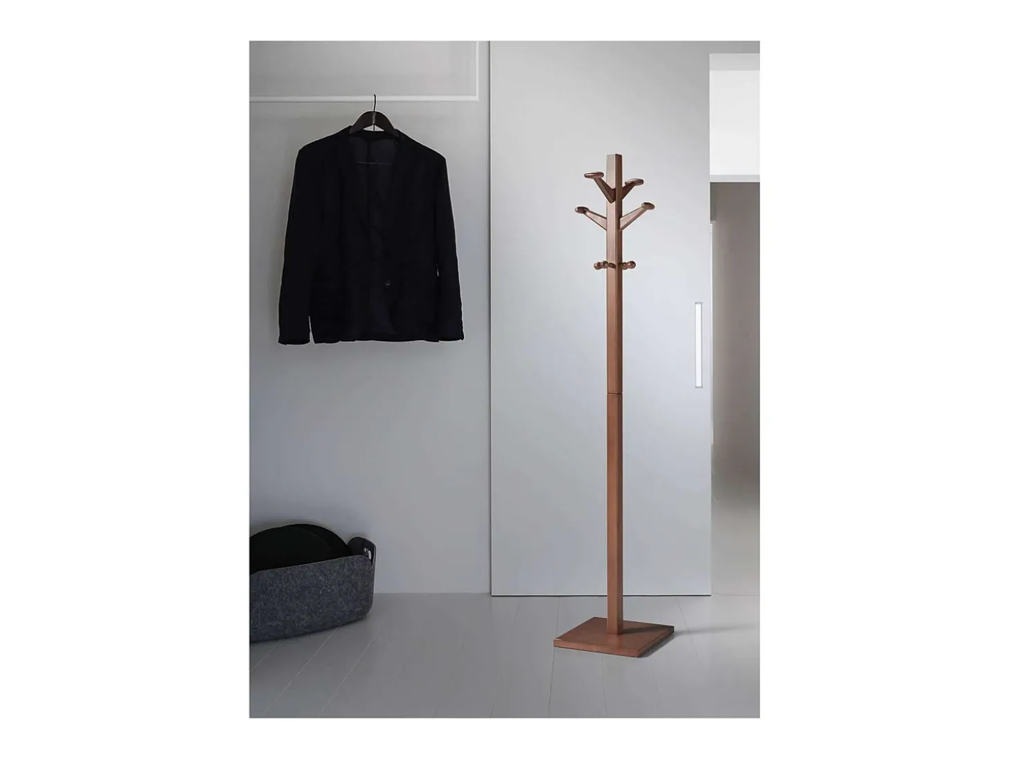 Perchero mod. 407 acabado lacado nogal, 170 cm(alto)35 cm(ancho)35 cm(largo)