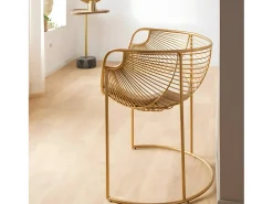 Sillón de diseño en metal dorado con cojín mullido