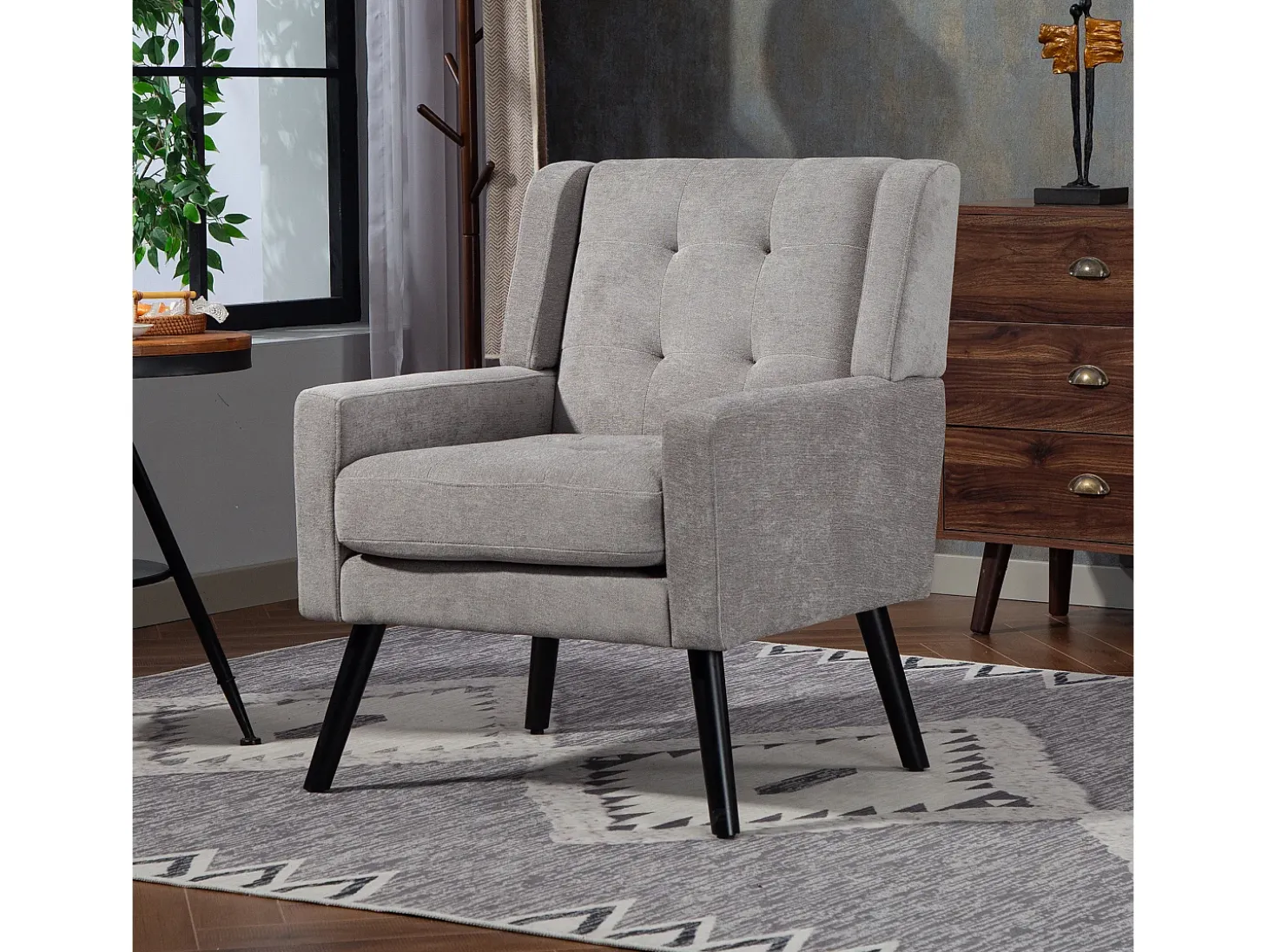 Sillón en tejido de lino gris claro con patas de madera.
