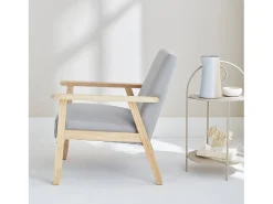 Sillón estilo escandinavo de madera y tela gris claro