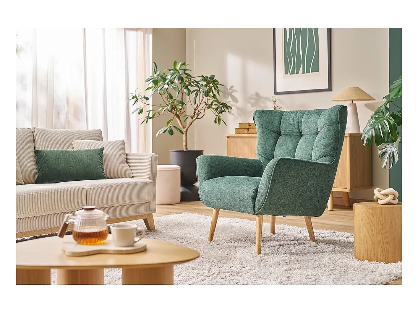 Sillón nórdico con tejido efecto aterciopelado texturizado verde oscuro y madera de caucho maciza AVERY
