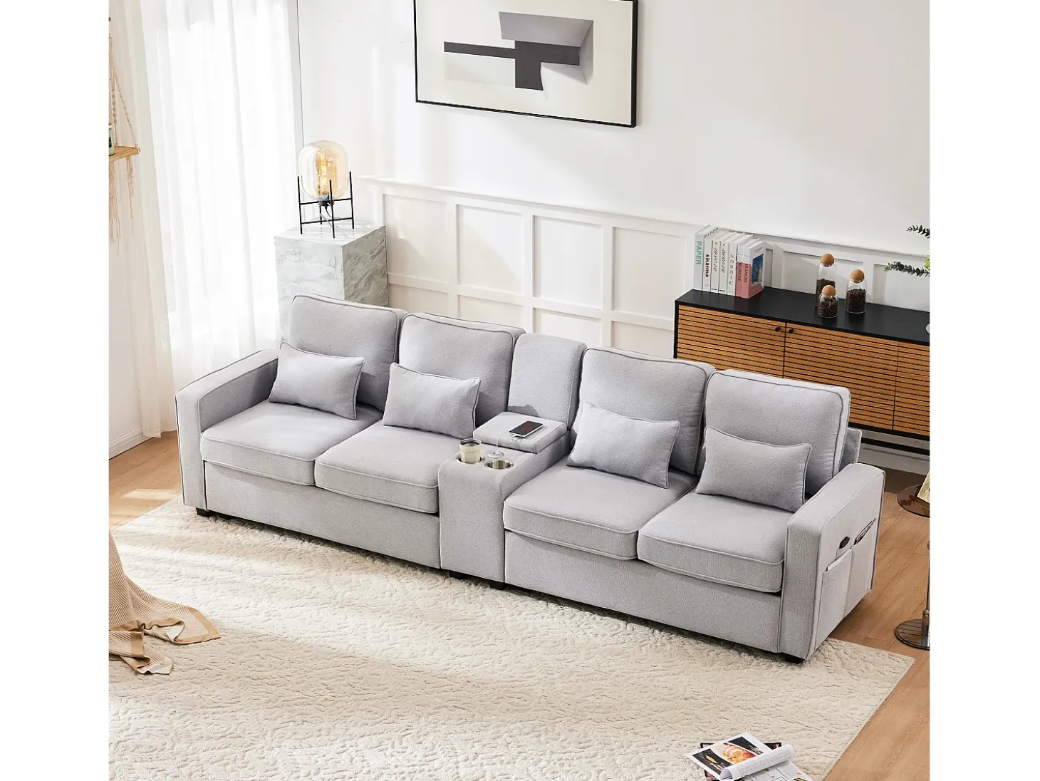 Sofá de 4 plazas de lino gris claro con puertos USB, consola y portavasos, Con cojines y reposabrazos, ideal para salón u oficina