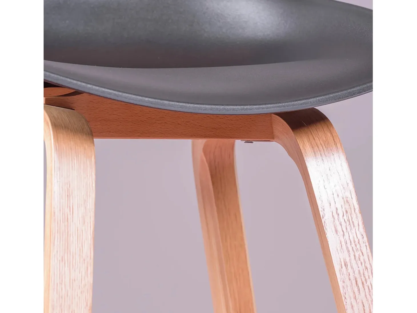 Taburete nórdico con patas de madera de haya (63cm) - Daxer - Negro