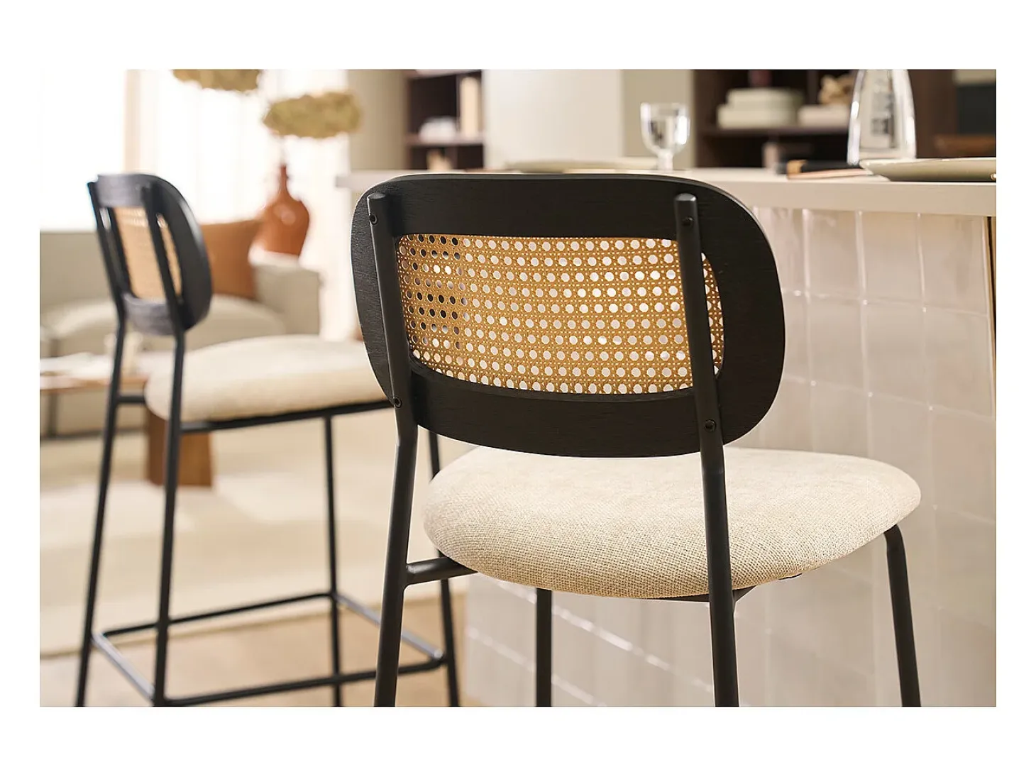 Taburetes de diseño en tela efecto terciopelo texturizado beige, metal negro y mimbre (juego de 2) MIRANDA