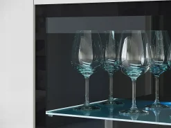 Vitrina alta moderna 120 cm para salón 3 puertas cuerpo matera mate y frentes blanco brillo