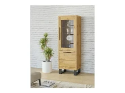 Vitrina color roble colección MILO. Acabados negros. Mueble ideal para tu comedor.