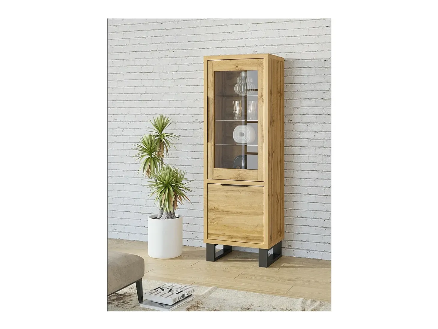 Vitrina color roble colección MILO. Acabados negros. Mueble ideal para tu comedor.