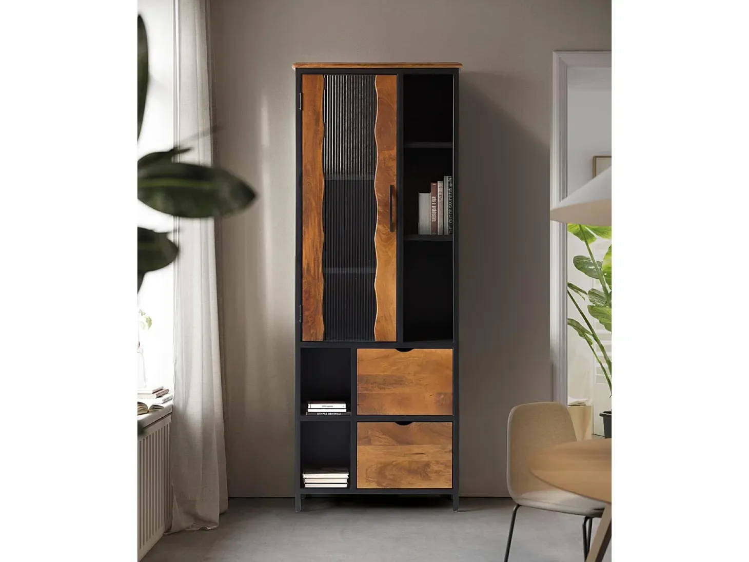 Vitrina de madera de mango y toques en metal