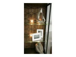 Vitrina en madera de roble miel y acero negro Mazora 95 cm