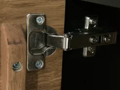 Vitrina en madera de roble miel y acero negro Mazora 95 cm