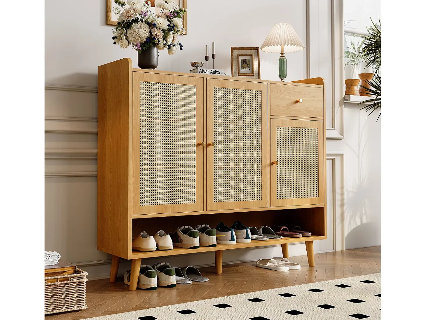 Zapatero de ratán natural con 3 puertas, 1 cajón y 5 estantes, con tiradores de metal y patas de madera maciza (120x35x106 cm)