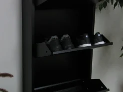 Zapatero Pisa de 9 puertas en metal negro. Se entrega completamente montado.